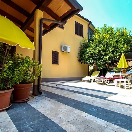 Apartament Martinis Yellow *
