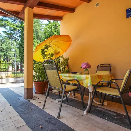 Martinis Yellow Apartment Novigrad (Istria)